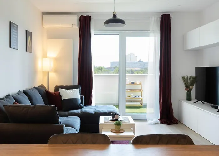 Stylish 2Bdr Apartment- Free Garage