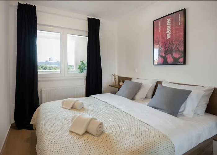 Stylish 2Bdr Apartment- Free Garage