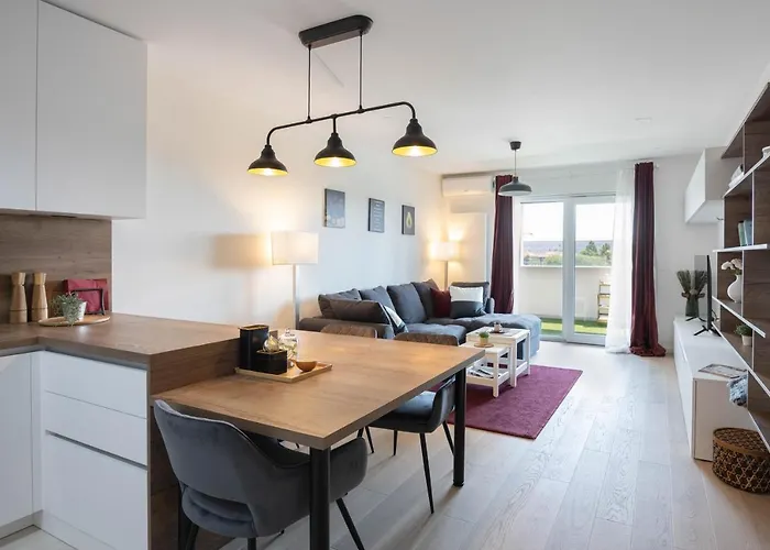 Stylish 2Bdr Apartment- Free Garage
