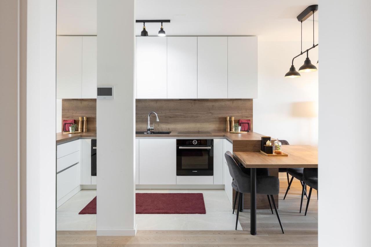 Stylish 2bdr Apartment- Free Garage Apartment