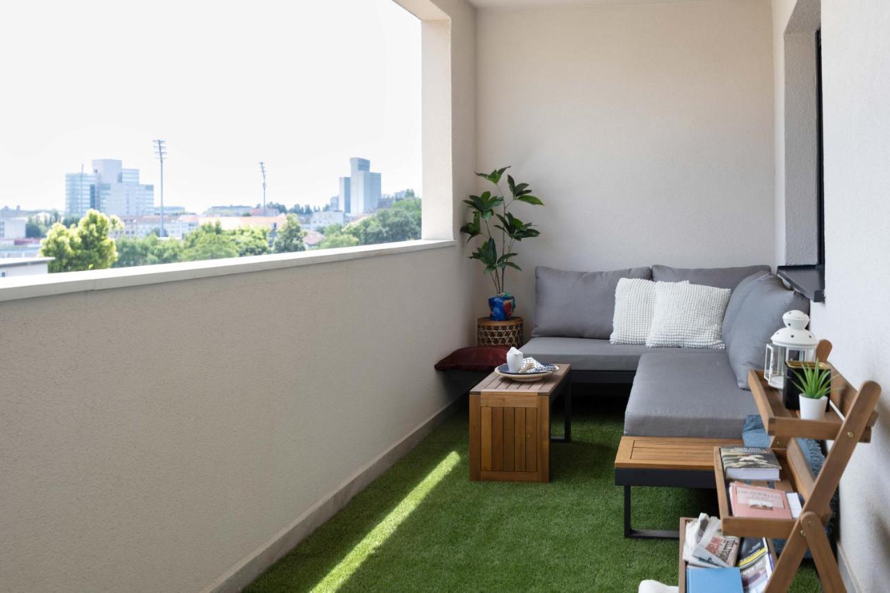 Apartment Stylish 2bdr Apartment- Free Garage