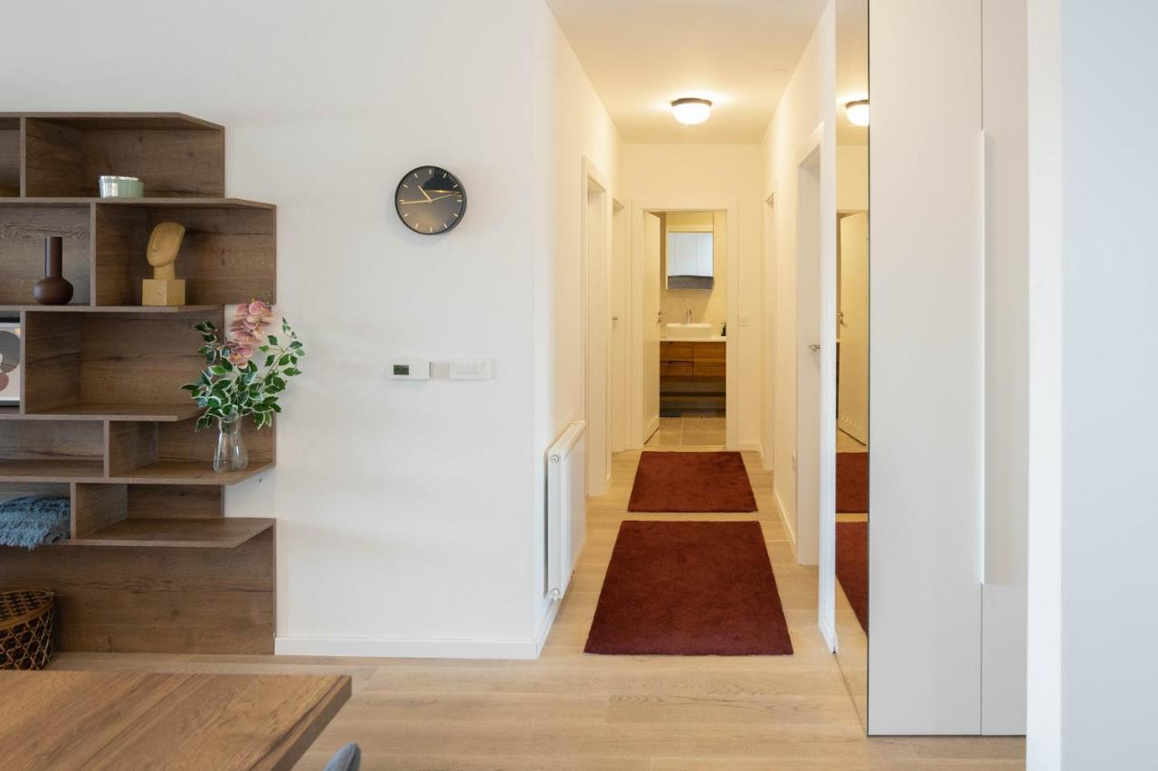 Stylish 2bdr Apartment- Free Garage Apartment