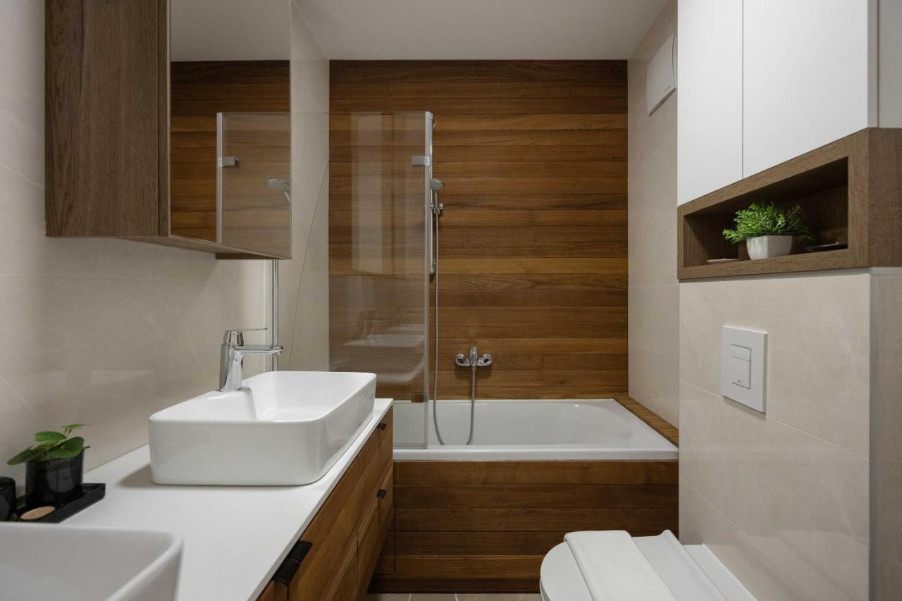 Apartment Stylish 2bdr Apartment- Free Garage *