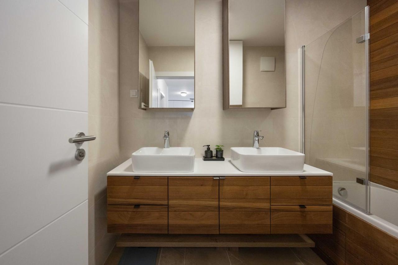 Stylish 2bdr Apartment- Free Garage