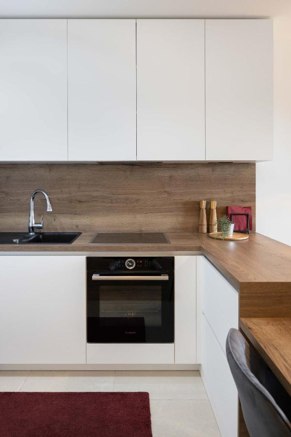 Apartment Stylish 2bdr Apartment- Free Garage