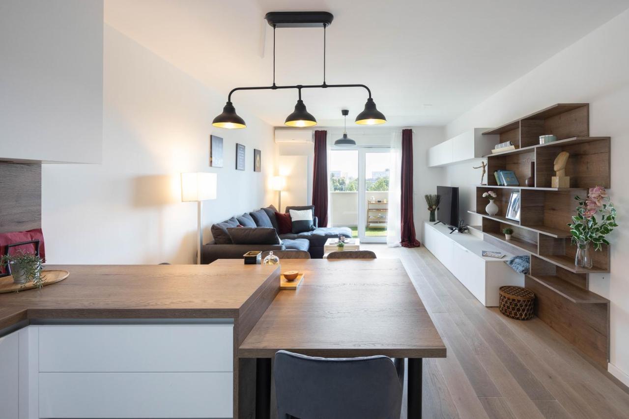 Stylish 2bdr Apartment- Free Garage Apartment