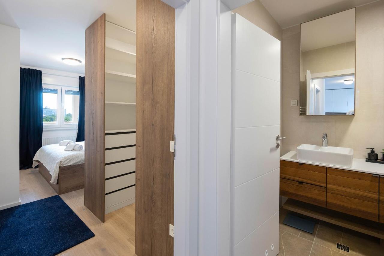 Apartment Stylish 2bdr Apartment- Free Garage *